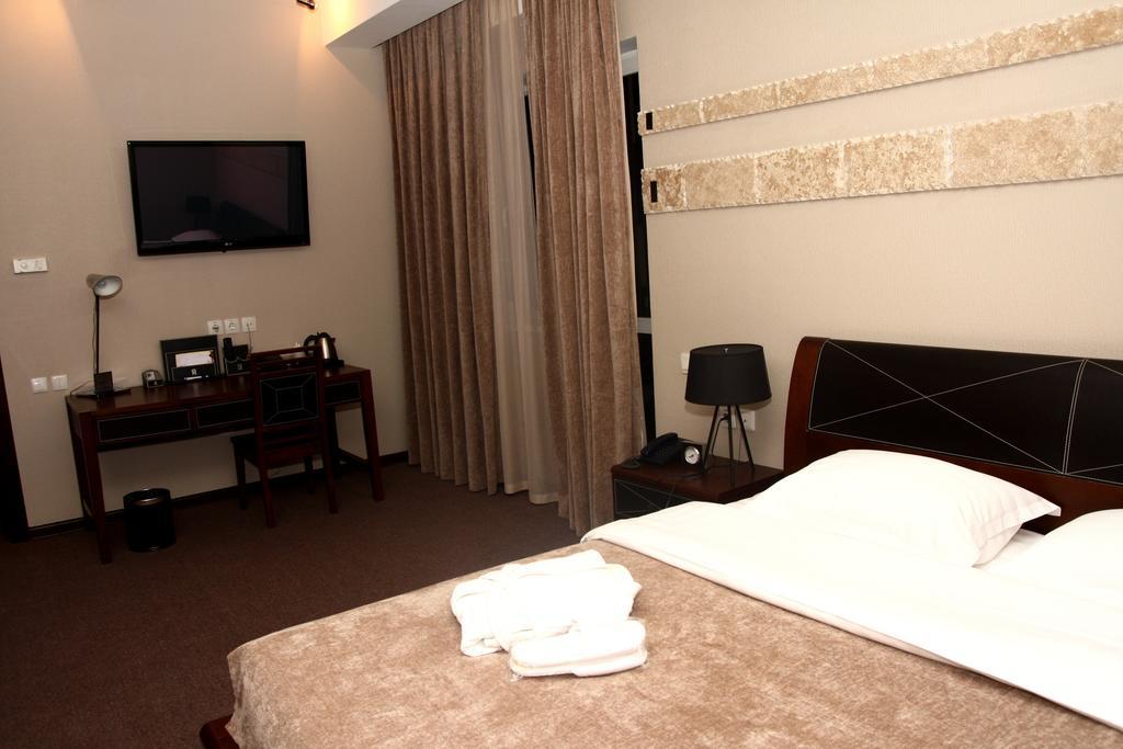 Grand M Hotel Навої Номер фото