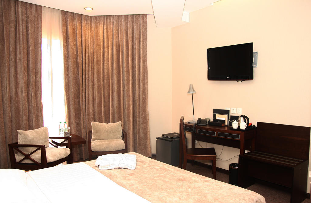 Grand M Hotel Навої Номер фото