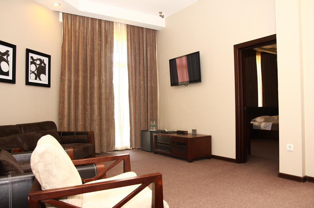 Grand M Hotel Навої Номер фото