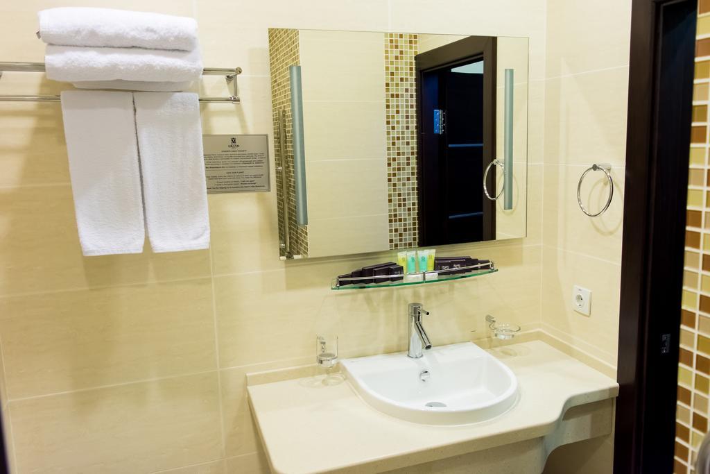 Grand M Hotel Навої Екстер'єр фото