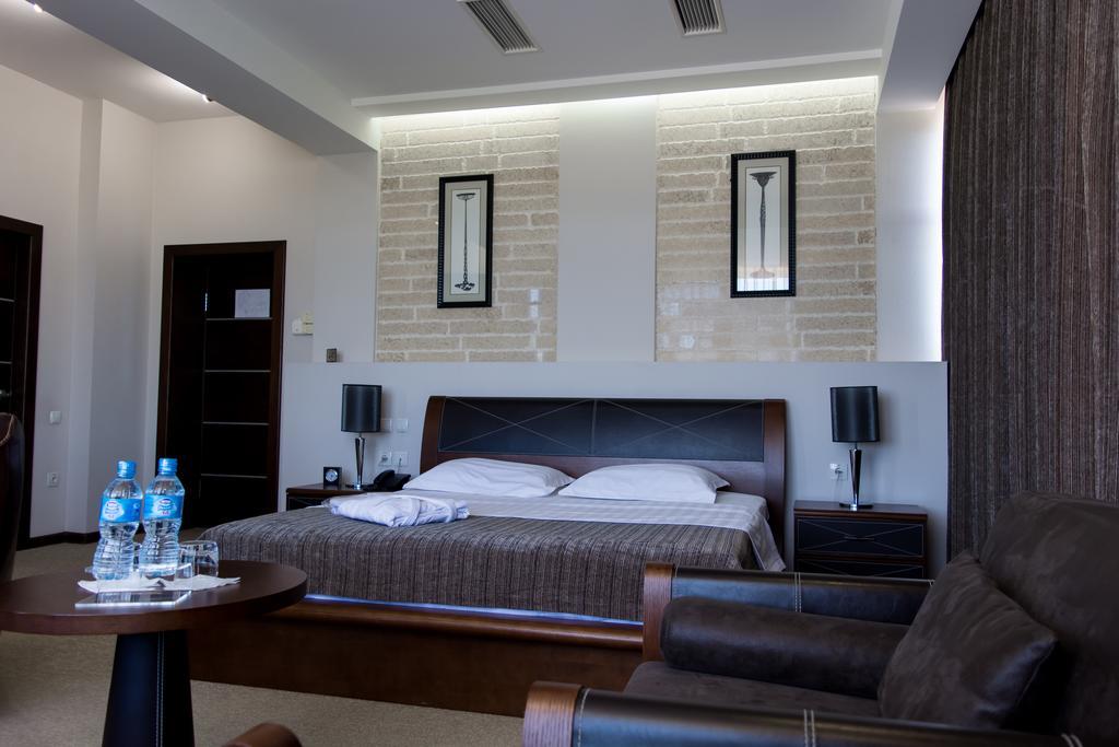 Grand M Hotel Навої Екстер'єр фото