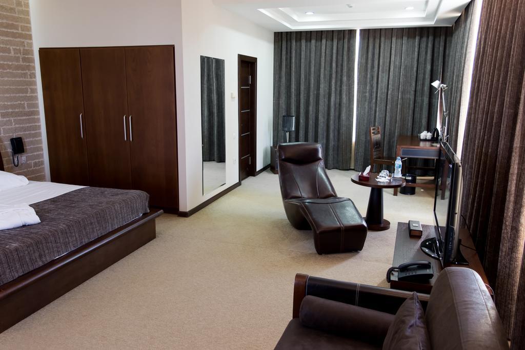 Grand M Hotel Навої Екстер'єр фото