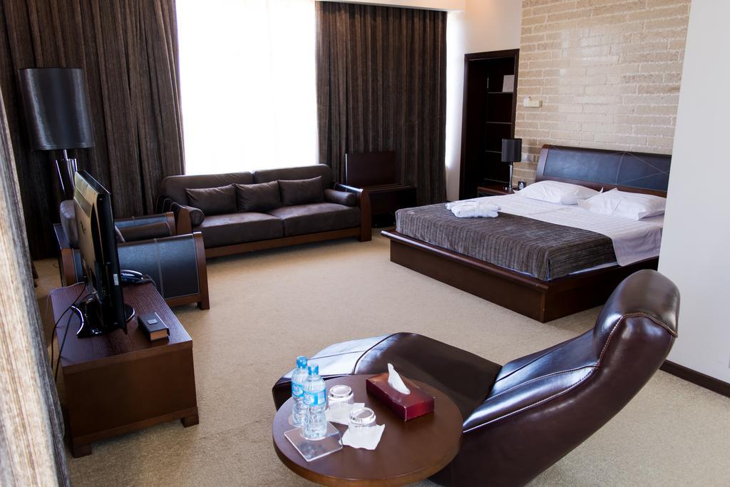 Grand M Hotel Навої Екстер'єр фото
