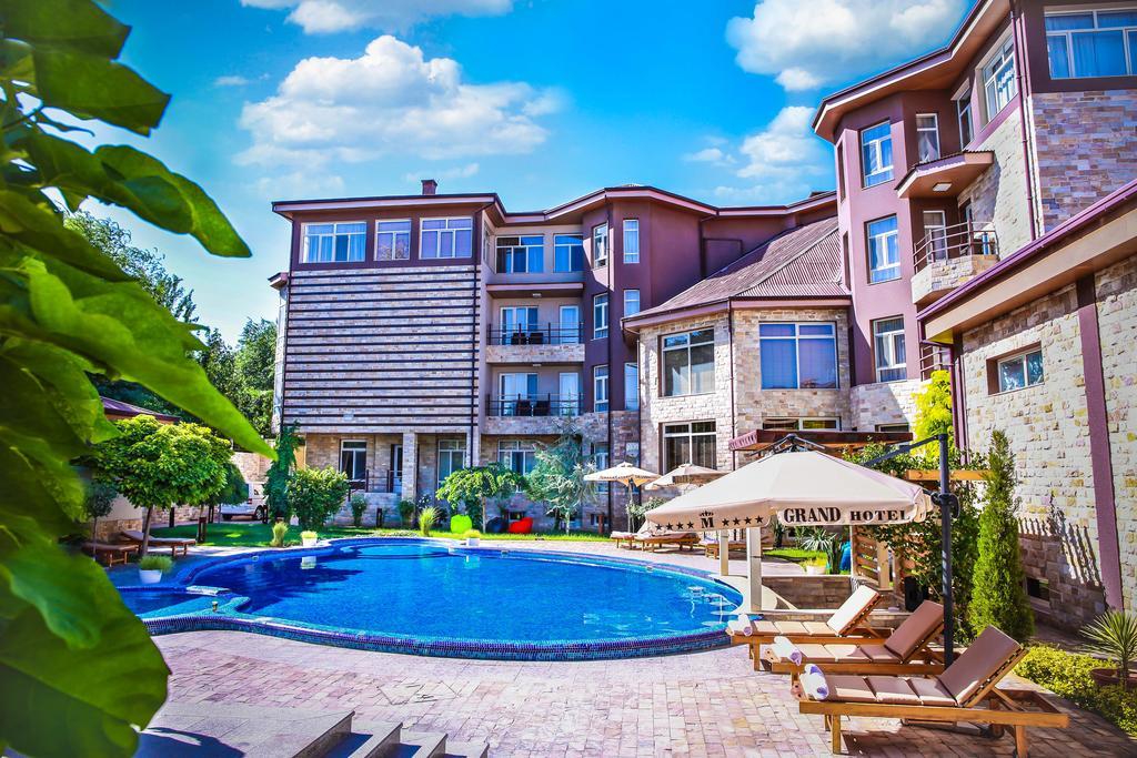 Grand M Hotel Навої Екстер'єр фото