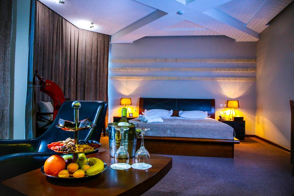 Grand M Hotel Навої Екстер'єр фото