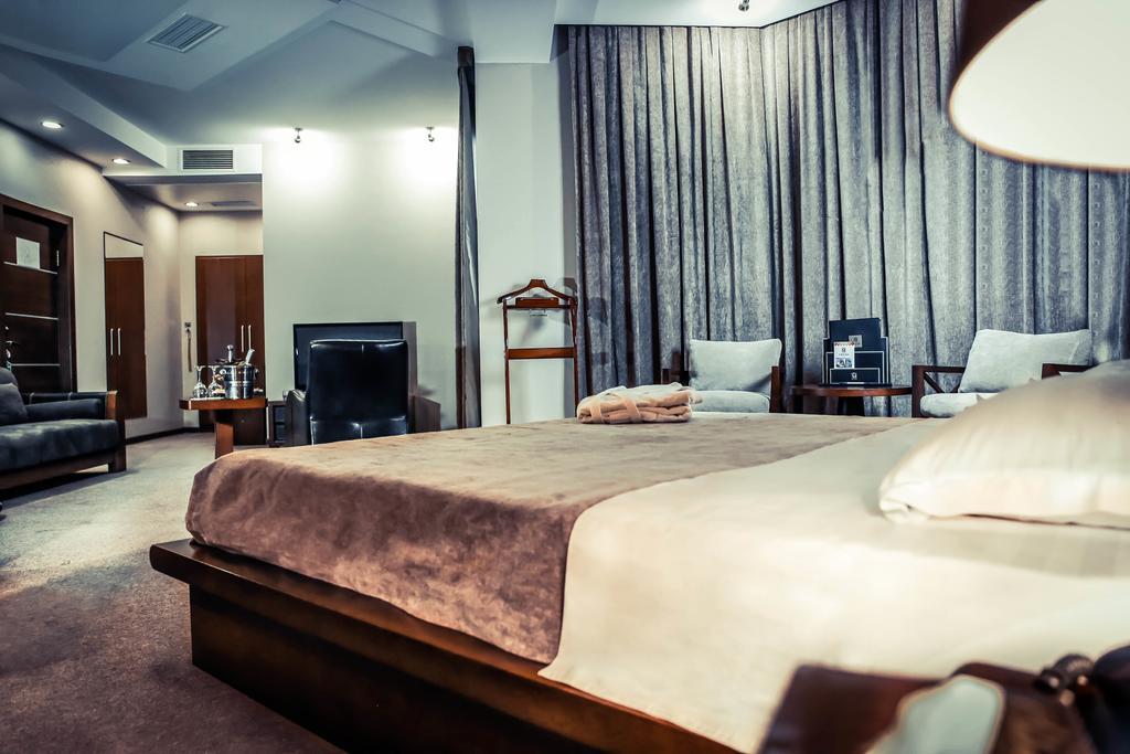 Grand M Hotel Навої Екстер'єр фото
